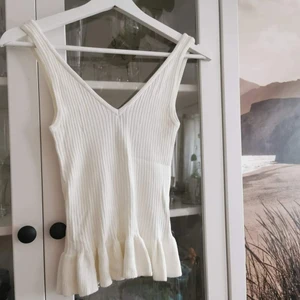 Ribbat linne - Ribbat linne med volang från Gina Viskos o polyamid. Fint skick. Behöver tvättas. 