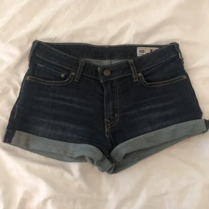 Jeansshorts från Crocker i storlek S - Nästintill oanvända jeansshorts som går att göra både kortare eller längre i benen. De är i storlek S och är ganska stretchiga i tyget. Kan antingen mötas upp eller skickas på posten, om du står för frakten