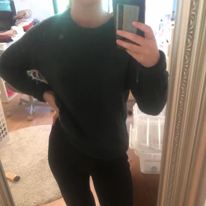 Grön stickad tröja - Mörkgrön stickad tröja från Bik bok. Storlek s💚