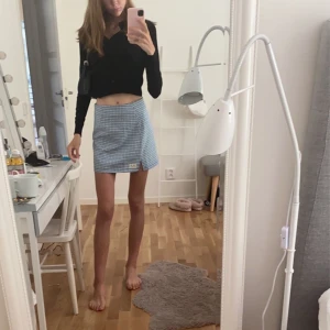 Urban Outfitters kjol - Så fin khol från Urban i storlek S, men skulle säga att den är en XS. Jag är 178! Köpt för 399kr🧡 kontakta mig privat