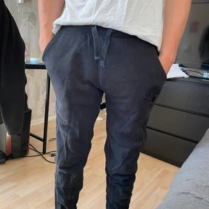 Sail Racing mjukisbyxor - Fina mjukisbyxor från sail racing i strl S (herr)✨Säljs pågrund av att de ej används längre. Nypris ca 1000kr✨ tyvärr så har det blivit ett hål på byxorna vid baksida lår. Pris kan diskuteras vid snabb affär💖