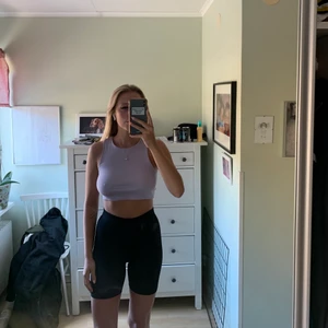 Lila croptop - Lila croptop ifrån pull & bear i storlek xs, den är lös i materialet och passar mig som brukar ha xs och s på toppar, helt i nyskick💜