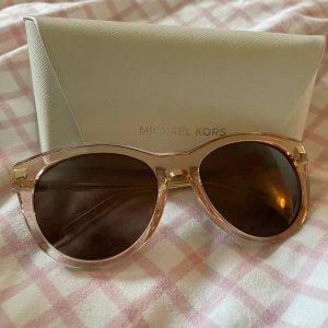 Glasögon den Michael Kors, aldrig använda - Säljer ett par super fina glasögon från MK, helt nya! Super fina till sommaren, nypris 1500kr, säljer för 750kr❤️🙏🏼❤️🙌🏼🕺🏽😚🤩🌟