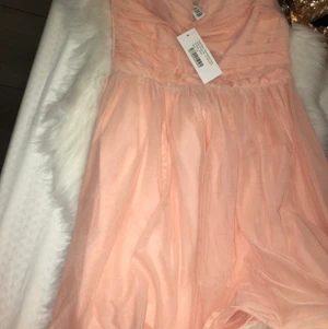 Fest klänning  - Den orange oanvänd, den är stretchig material 