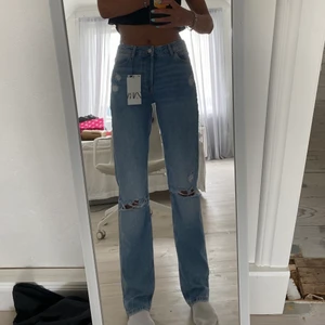 Långa jeans - Ett par jättefina midrise jeans💖 säljer pga att jag beställde två styckna. Jag är 175 cm och jeansen sitter bra i längden på mig. 350kr + frakt