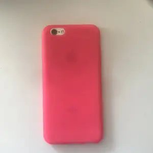 Ett neon rosa skal för IPhone 6, har ett litet bläck märke som knappt syns. Har använt 3 gånger! Lite genomskinligt så man ser apple märket!