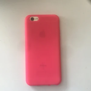 Neon rosa mobilskal (iPhone 6) - Ett neon rosa skal för IPhone 6, har ett litet bläck märke som knappt syns. Har använt 3 gånger! Lite genomskinligt så man ser apple märket!