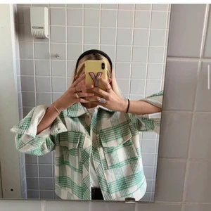 Vårjacka  - En jätte fin jacka som jag säljer för att den inte kommer till användning. I storlek M. Kan tänka mig att gå ner i pris vid snabb affär!