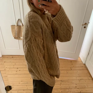 Stickad tröja - Supersnygg stickad tröja från Mango. Den är i bra skick 