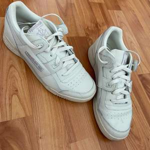 Fina vita sneakers från Reebok. Endast använda några enstaka gånger så de är i utmärkt skick! Skickas mot frakt eller kan hämtas i Gbg 🌟