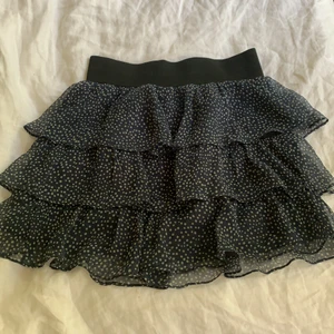 Zara kjol - Säljer denna så fina zara kjol som ingen har. Den är köpt för tre år sedan på zara. Endast använd 5 gånger så den är i nyskick. I storlek S och säljer för 200kr buda i kommentarerna och skriv privat om ni har frågor❤️❤️                  BUD LIGGER PÅ 330kr😘