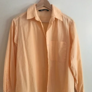 Orange skjorta - Superfin orange skjorta från zara som jag tyvärr har växt ut. Superbra skick. 120kr+frakt