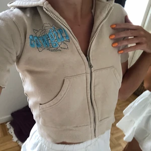 jättesöt topp!! - sååå snygg baby tee-topp köpt här på plick som jag nu säljer vidare🥺😌😌💘💘