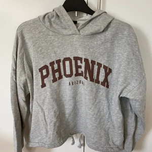 Gina tricot tröja - Använt men fint skick. Hoodie med snörning nere. Stl m men passar även L 