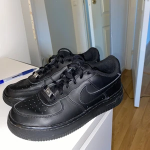 Nike air force  - Svarta Nike air force som bara har stått i garderoben, dom kommer inte till användning så där av säljer jag dom. Jätte fina och välvårdade💓💓