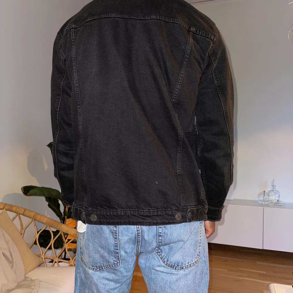 Säljer åt min kille! En svart jeansjacka i bra skicka använd fåtal gånger. Jackor.