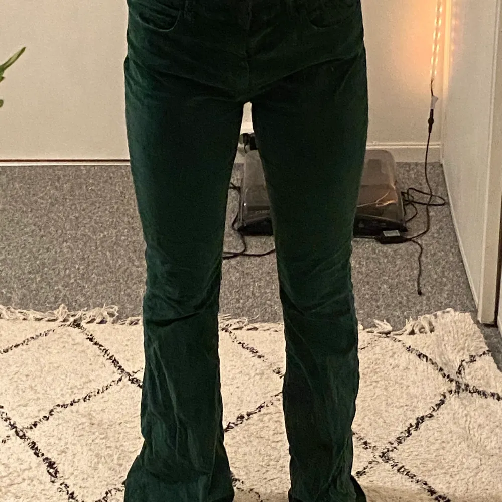 Jeg selger disse nydelige grønne velur lois buksene da de er for store for meg. Jeg kjøpte de fra en tidligere eier som har klippet av lappen med stl. Kan ta mål hvis det er til hjelp. Har selv brukt de barr en gang. ❤️. Jeans & Byxor.
