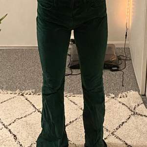 Jeg selger disse nydelige grønne velur lois buksene da de er for store for meg. Jeg kjøpte de fra en tidligere eier som har klippet av lappen med stl. Kan ta mål hvis det er til hjelp. Har selv brukt de barr en gang. ❤️