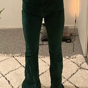 Jeg selger disse nydelige grønne velur lois buksene da de er for store for meg. Jeg kjøpte de fra en tidligere eier som har klippet av lappen med stl. Kan ta mål hvis det er til hjelp. Har selv brukt de barr en gang. ❤️