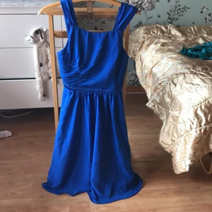 Klänning - Specialsydd klänning i gott skick. Sydd av skräddare i Thailand