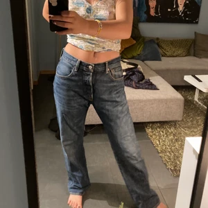 Levis jeans - Skitsnygga 501or i Nice blå färg. Sitter superfint och passar till allt. Skriv om mer info🌸 buda gärna!