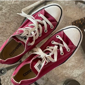 Röda converse  - Mörkröda Converse i strl 36.5☺️ Fint skick och true-to-size💓