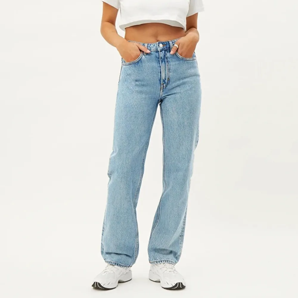 ett par jeans från Weekday Voyage High Straight Jeans Pen blue, storlek W27 L30 är 171 cm. Använt några gånger men fortfarande jättefina. Nypris 500 sälja för 270kr + frakt. . Jeans & Byxor.