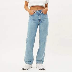ett par jeans från Weekday Voyage High Straight Jeans Pen blue, storlek W27 L30 är 171 cm. Använt några gånger men fortfarande jättefina. Nypris 500 sälja för 270kr + frakt. 