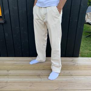 Sköna och fräscha chinos byxor för sommaren. Köpt för 800kr men säljer dem för 500kr. Väldigt unika och i mycket bra skick. Jag är 181cm och dem är lite för långa för mig så har behövt vika in dem på bilden. 