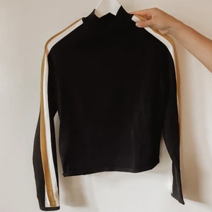 Svart polotröja  - Svart polotröja - använd en gång. 