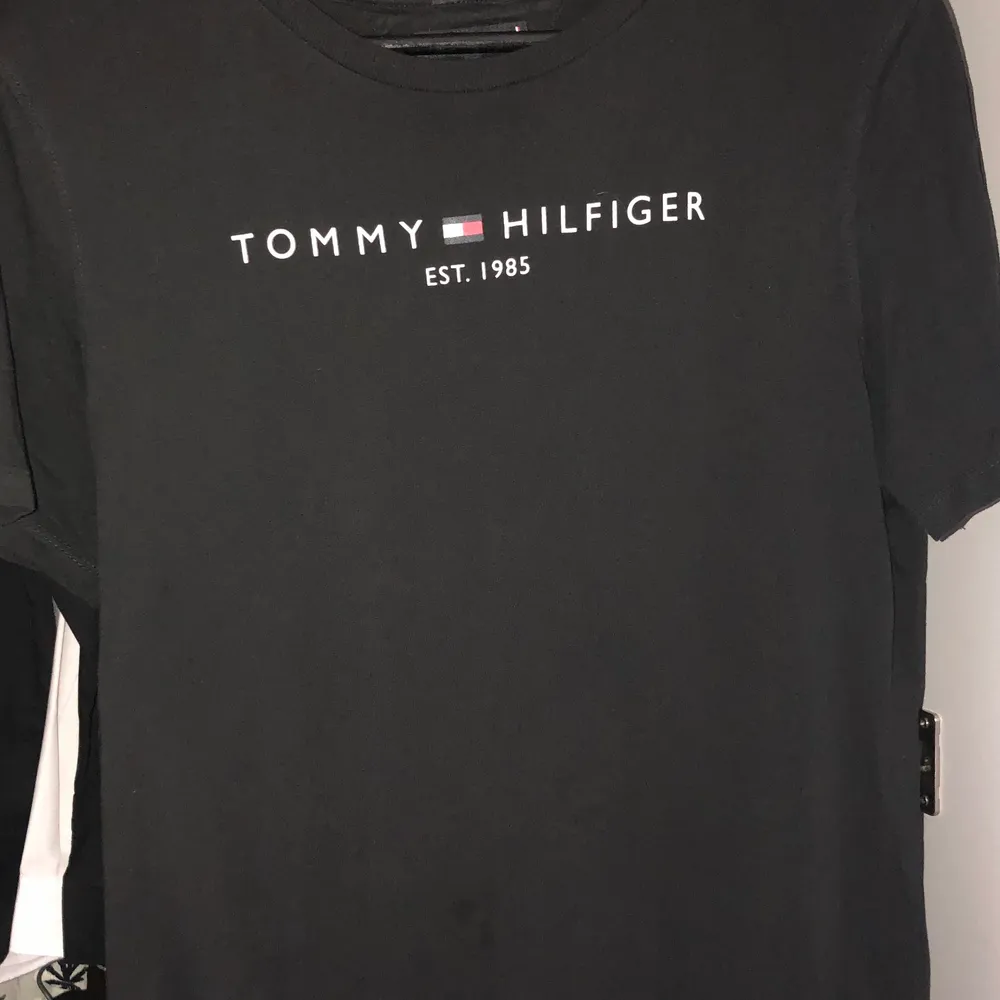  Svart Tommy Hilfiger T-shirt . T-shirts.