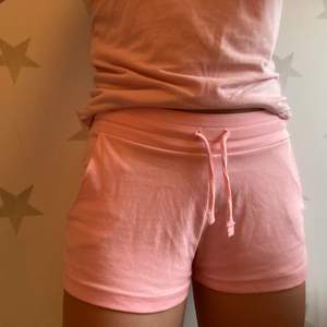 Söta rosa mjukisshorts perfekt som pyjamas eller till mysig dag i soffan💕 tyvärr har de blivit lite små för mig… de är från H&M i storlek XS. 