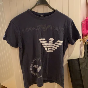 Armani t-shirt  - Bra skick och inga fläckar eller liknande<3