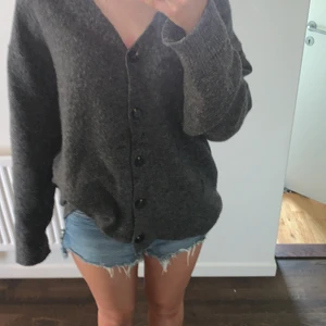 Stickad kofta - Så sjukt mysig kofta att ha nu till hösten💓 den år lång vilket är mysigt men också sjukt snyggt om man viker in den lite som jag har gjort på bilden.