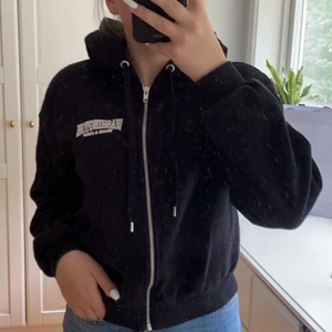 Kofta  - En lite kortare kofta med dragkedja från H&M. Den går ungefär lite under naveln på mig som är 166cm. Tryck både fram och bak, två fickor och luva. Köparen står för frakten. 