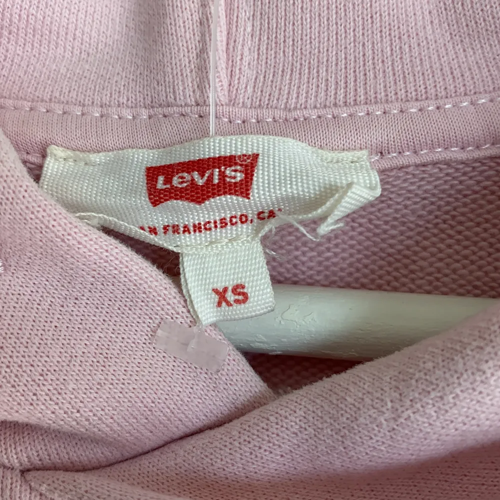 En Ljusrosa hoodie från märket Levis. Den är skrynklig på bilden men det kan som sagt strykas bort, priset kan diskuteras.. Tröjor & Koftor.