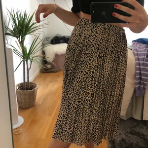 Längre kjol  - Guld/beige i färgen 🖤 Stl 160 men sitter som xs/s 🌸 120 + frakt 📦 