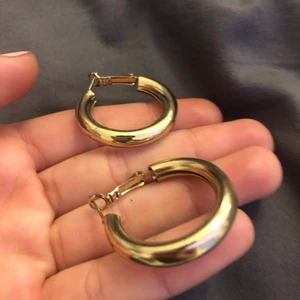 Örhängen  - Super fina guldiga örhängen! (Förstås inte äkta) köpt från ur&peen. Knappt använda! ⚠️Står inte för posten och leverans via seriösa köpare, frakt⚠️