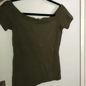 Off shoulder - Fin grön offshoulder som är använd några gånger. Den köptes för ca 80kr men säljer för 50💕 Är i storlek Xs men passar även S. liten ljus fläck på framsidan