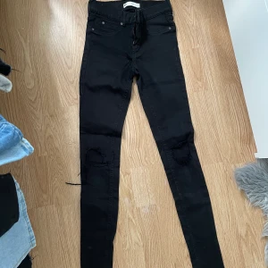 Lågmidjade jeans med hål  - Använda fåtal gånger. Modell ”ALEX” från Gina Tricot💞