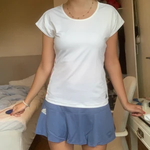 Adidas x Stella McCartney topp - Säljer denna jättefina träningströja från Adidas x Stella McCartney ! Den är helt oanvänd då jag har andra vita träningstoppar. Den har den coola barricade koden vid nacken ! (Sista bilden) Passar till alla idrottstillfällen 🥰🙌🏻