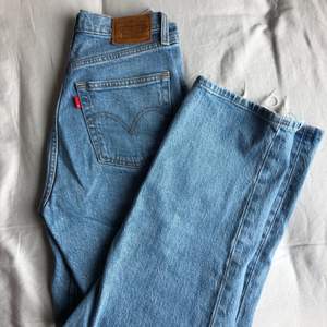 Snygga jeans från Levis, använda fåtal gånger i strlk 25/30 💕 nypris 1195 , säljer för 400 + frakt 