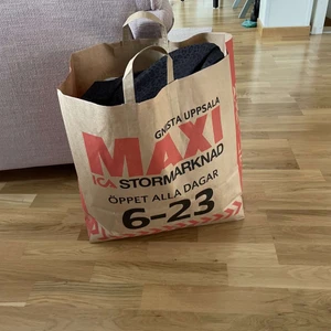 Klädpaket  - Säljer 23 plagg från olika märken, från storlek Xs-Medium, hör av dig för fler bilder på resten av kläderna! 