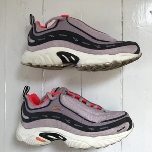 Reebok Daytona DMX, Lila  - Jag säljer dessa sköna och fina Reebok sneakers. Storlek: EUR 36,5 CM 23,6 Obs!! Passar mig som har storlek 38 i vanliga fall!! 