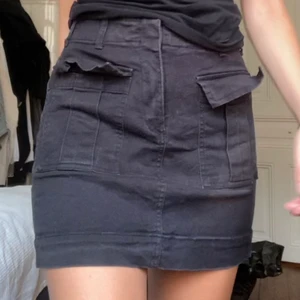 Kort svart kjol  - Kjol från Monki. Storlek 38. Fint skick! Köparen står för frakt men kan mötas upp i Stockholm. 