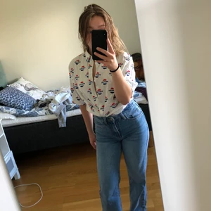 (Pepsi)skjorta - En varsamt använd skjorta som är kortärmad. Hyfsat oversized o lång. Bilderna visar olika sätt jag hade haft på mig den men kan såklart styleas på olika sätt☺️