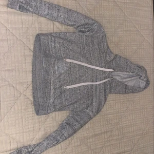 Grå Hoodie - Grå hoodie som är kort i magen, bra skick. Storlek XS. Betala gärna med swish och möt helst upp i Linköping. ENDAST SERIÖSA KÖPARE!!!