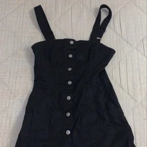 Svart Jeansklänning - Svart jeansklänning i bra skick. Storlek 38 men skulle nog också passa 36. Betala gärna med swish och möt helst upp i Linköping. ENDAST SERIÖSA KÖPARE!!!