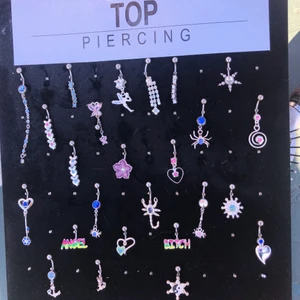 Navelpiercing  - Navelpiercing med hänge. Bilden inkluderar både smycken i kirurgiskt stål och i titan. När det gäller priser så kostar alla i kirurgiskt stål 45kr styck men vissa har rea priser vilket är 35kr styck och några 40kr styck. Alla i titan kostar 59kr styck. Frakten är den samma oavsett hur mycket man beställer. 