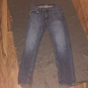 Ett par lee jeans som är straight i modellen. Dom är 30 i midja och 32 i längd. Har andvänt dom typ 4 gånger men dom är typ som nya. Den är ganska liten i storlek. Köpte dom för 800